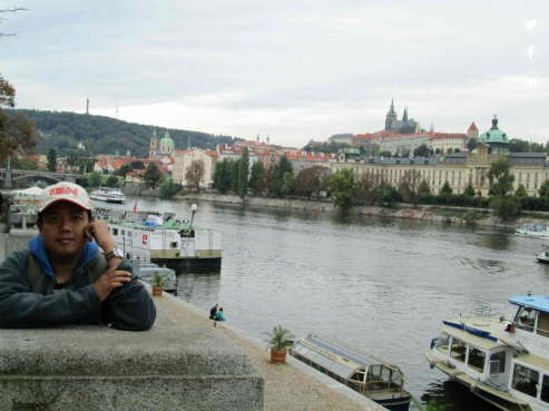 Menikmati pemandangan Sungai Vltava