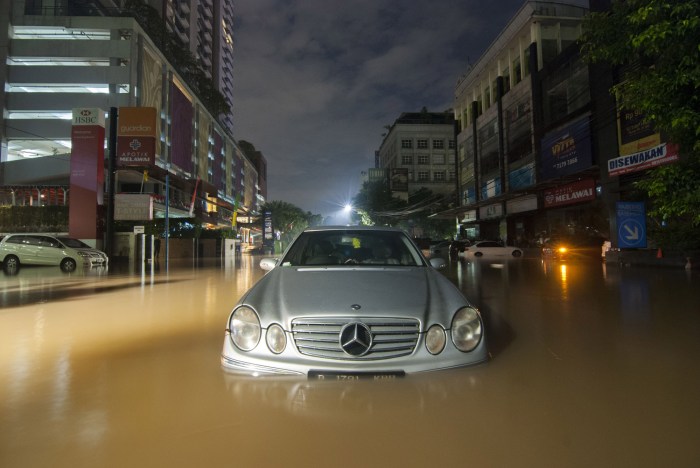 Sebagian Jakarta diguyur hujan pada Sabtu malam ini
