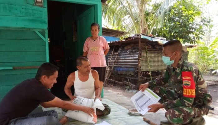 Babinsa Koramil 19/Sapeken Serda Jamaludin Sambangi Anak Stunting di Desa Saor