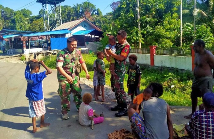 Babinsa Koramil 19/Sapeken Serda Jamaludin Sambangi Anak Stunting di Desa Saor